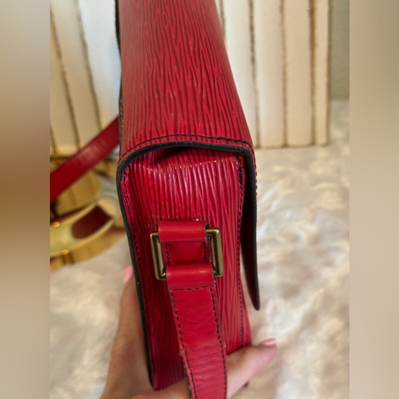 Louis Vuitton Epi Saint Cloud Shoulder bag/ Crossbody. Red - Picture 6 of 12